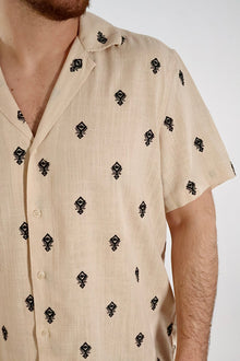 Camicia m/m ricamo all over 930 BL11